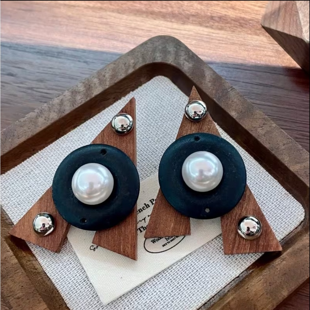Retro Elegant Black and Silver Geometric Earrings - Picture 3 of 4